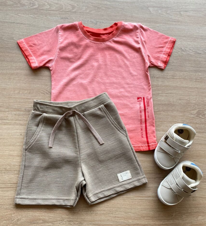 Conjunto Infantil Masculino Camiseta Vermelha e Bermuda Bege Fernanda Ramos Kids