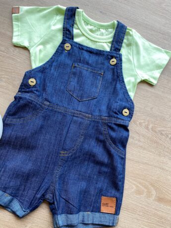 fernandaramoskids com br Conjunto Infantil Masculino Jardineira Jeans e Camiseta Verde 1