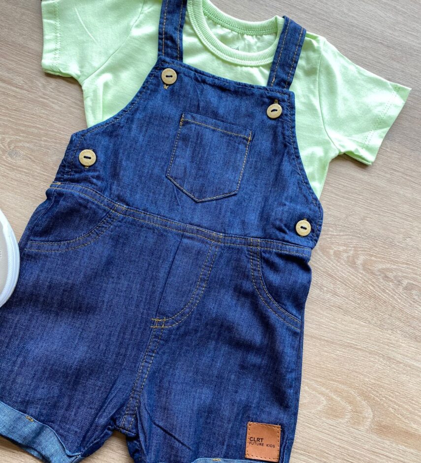 fernandaramoskids com br Conjunto Infantil Masculino Jardineira Jeans e Camiseta Verde 1