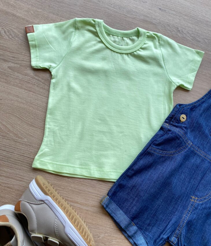 fernandaramoskids com br Conjunto Infantil Masculino Jardineira Jeans e Camiseta Verde 2