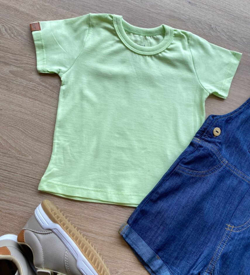 fernandaramoskids com br Conjunto Infantil Masculino Jardineira Jeans e Camiseta Verde 2