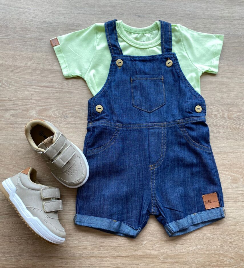 Conjunto Infantil Masculino Jardineira Jeans e Camiseta Verde Fernanda Ramos Kids