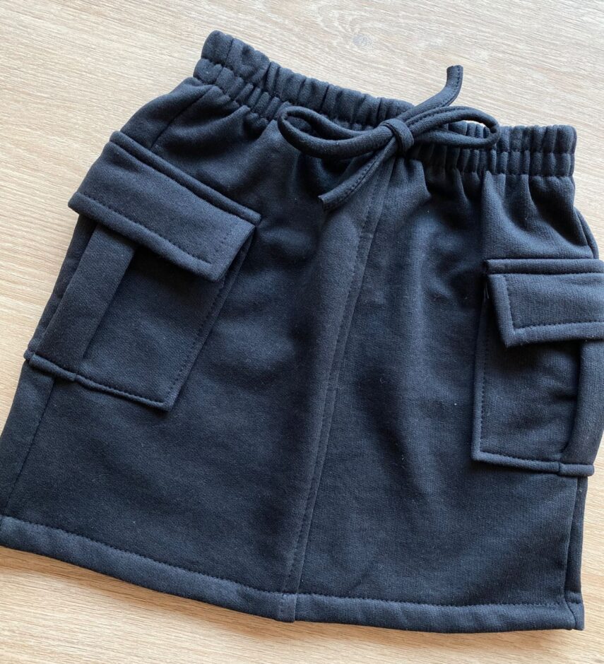fernandaramoskids com br Saia Infantil Feminino Curta Moletinho com Bolsos Preta 1