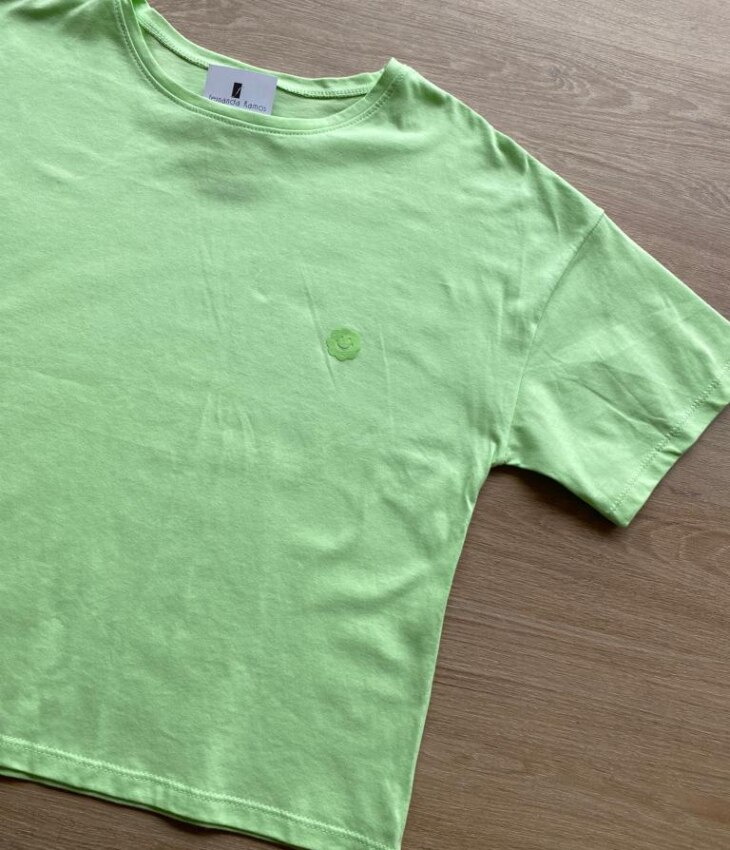 fernandaramoskids com br Blusa Cropped Feminina Infantil Manga Curta Verde com Detalhe de Flor1
