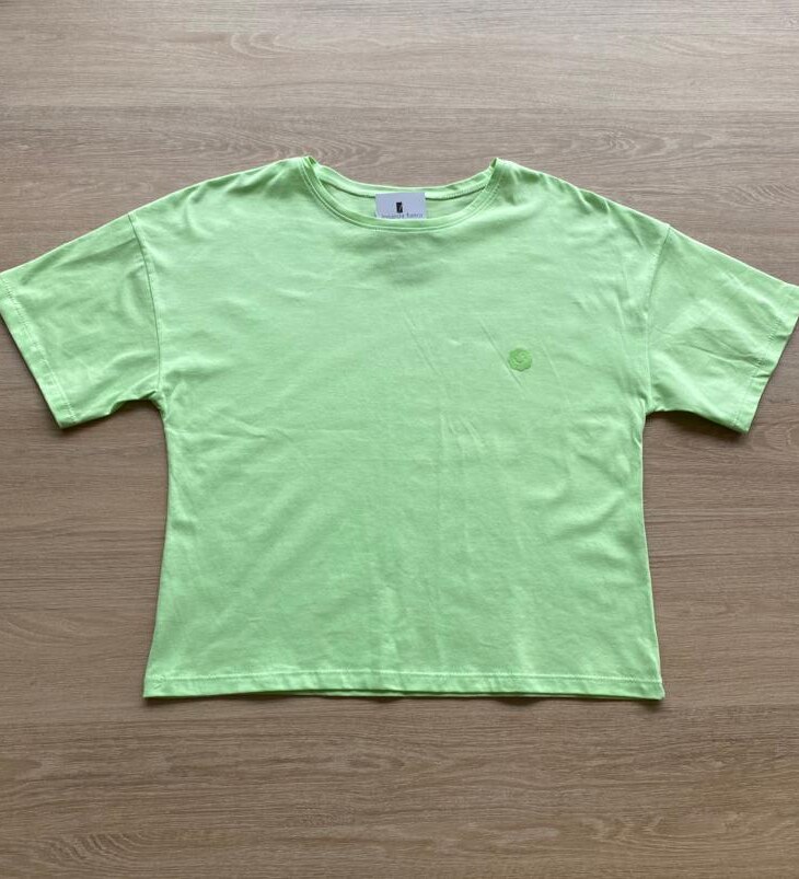 Blusa Cropped Feminina Infantil Manga Curta Verde com Detalhe de Flor Fernanda Ramos Kids