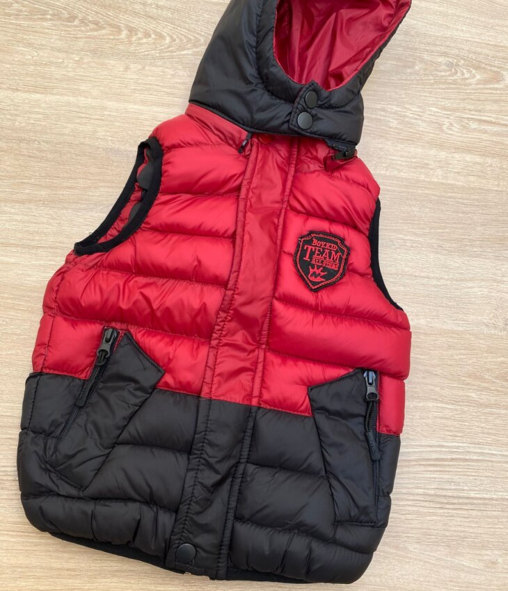 fernandaramoskids com br Colete Infantil Masculino Touca Removível Vermelho com Detalhes Preto1