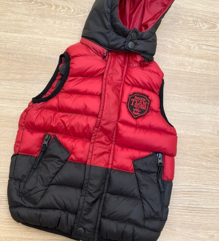 fernandaramoskids com br Colete Infantil Masculino Touca Removível Vermelho com Detalhes Preto1