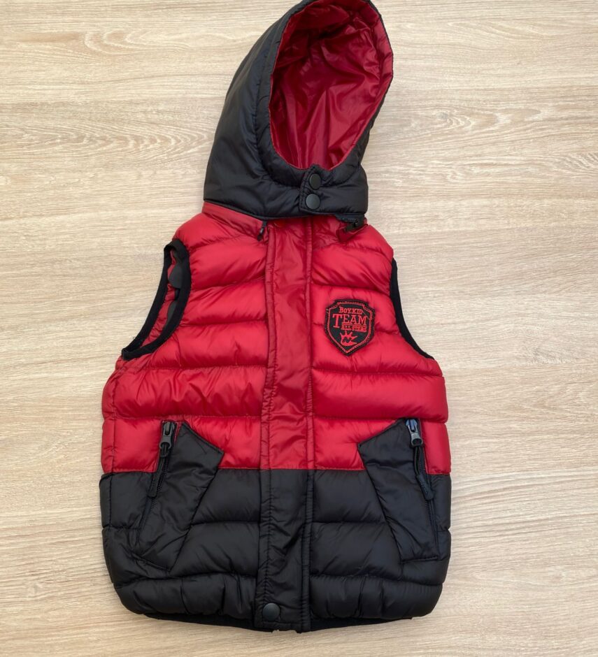 Colete Infantil Masculino Touca Removível Vermelho com Detalhes Preto Fernanda Ramos Kids