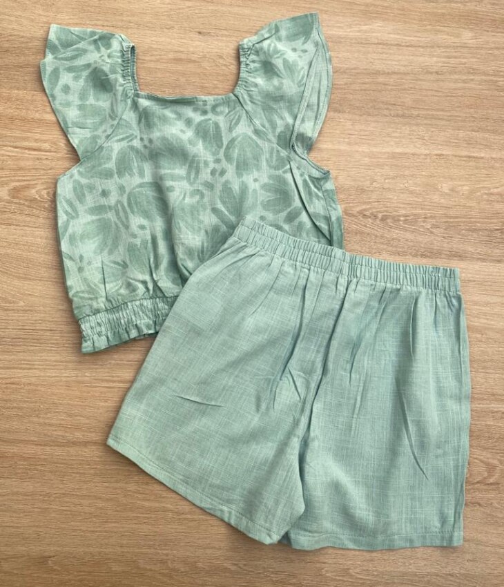 fernandaramoskids com br Conjunto Feminino Infantil Cropped Estampado e Short Verde com Bolsos2