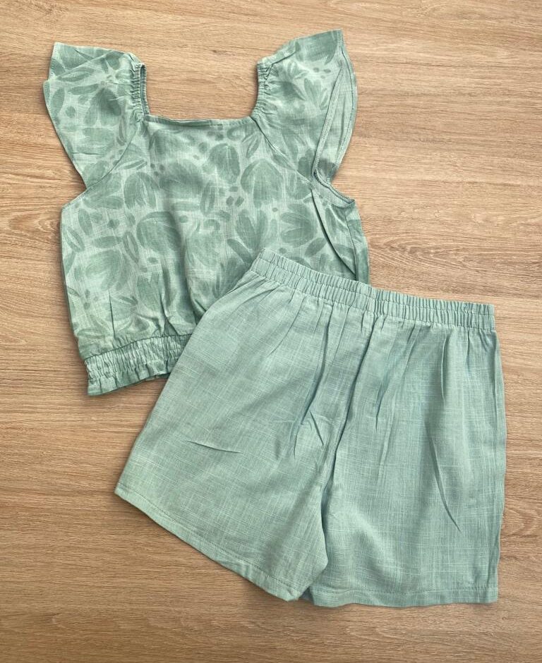 fernandaramoskids com br Conjunto Feminino Infantil Cropped Estampado e Short Verde com Bolsos2