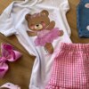 fernandaramoskids com br Conjunto Infantil Feminino Body, Colete e Saia Xadrez Rosa1