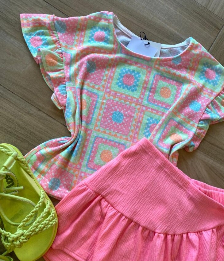 fernandaramoskids com br Conjunto Infantil Feminino Estampado e Pink Flúor Cropped e Short1