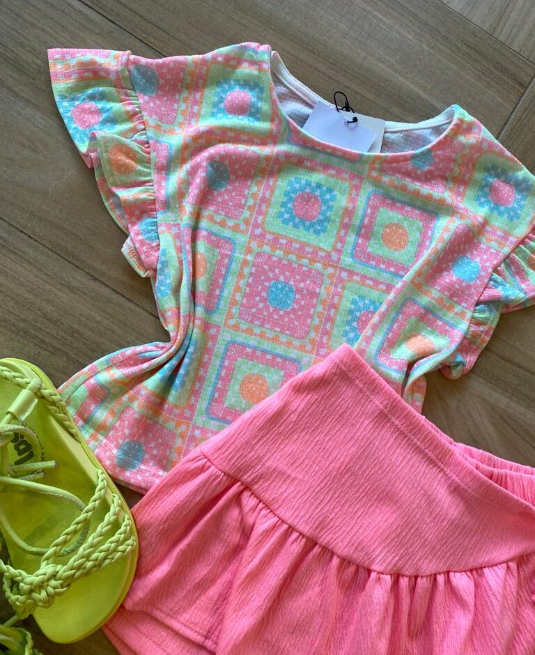 fernandaramoskids com br Conjunto Infantil Feminino Estampado e Pink Flúor Cropped e Short1