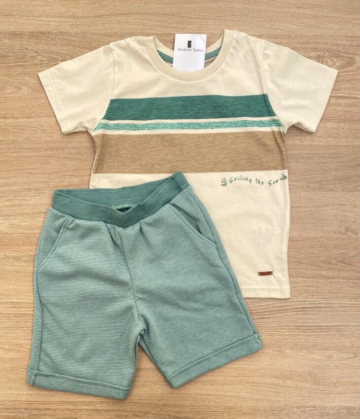 Conjunto Infantil Masculino Camiseta Bege com Detalhes e Bermuda Listrada Fernanda Ramos Kids