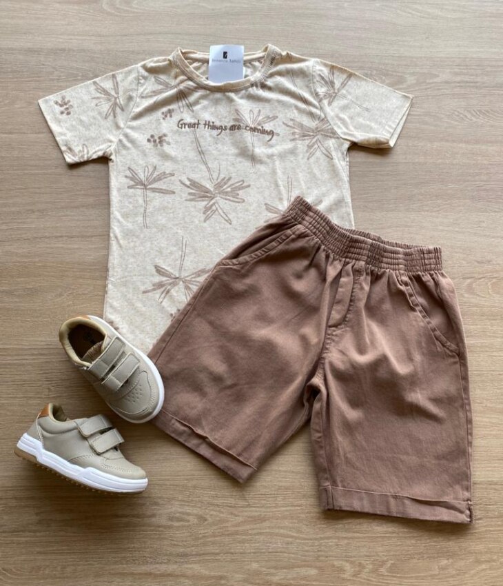 Conjunto Infantil Masculino Camiseta Bege Mesclada e Bermuda Marrom Fernanda Ramos Kids