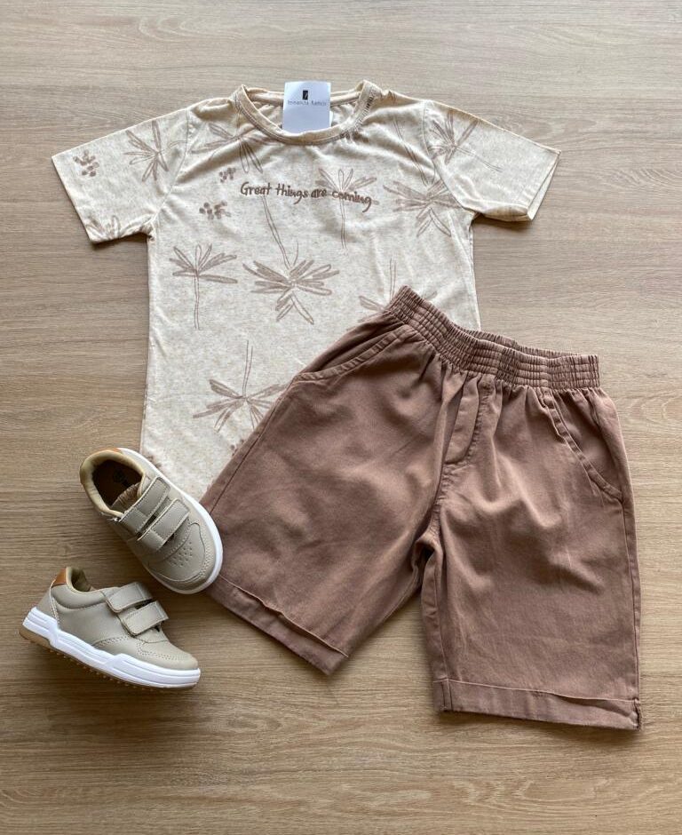 Conjunto Infantil Masculino Camiseta Bege Mesclada e Bermuda Marrom Fernanda Ramos Kids