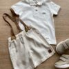Conjunto Infantil Masculino Camiseta Polo Off White e Bermuda Cru com Suspensório Fernanda Ramos Kids