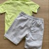 fernandaramoskids com br Conjunto Masculino Infantil Camisa Polo Verde e Bermuda Listrada Cinza2