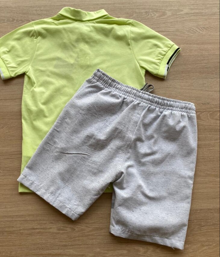 fernandaramoskids com br Conjunto Masculino Infantil Camisa Polo Verde e Bermuda Listrada Cinza2