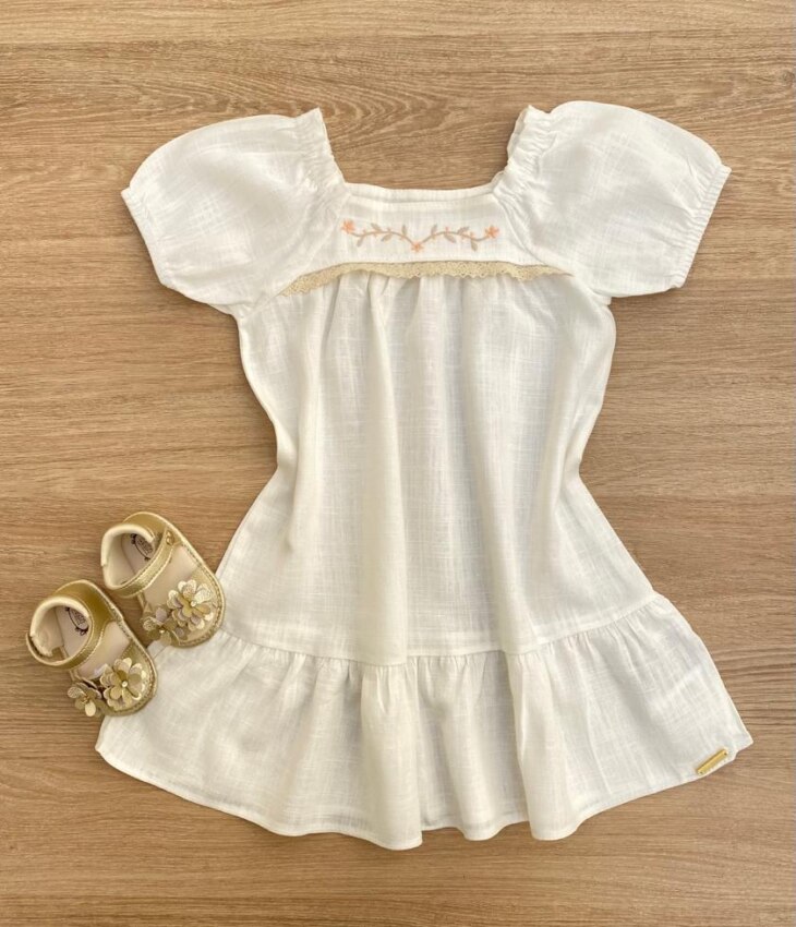 Vestido Infantil Feminino Branco com Manga Princesa e Detalhe de Flor Fernanda Ramos Kids