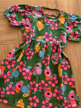 fernandaramoskids com br Vestido Infantil Feminino Manga Curta Estampado com Fundo Verde1