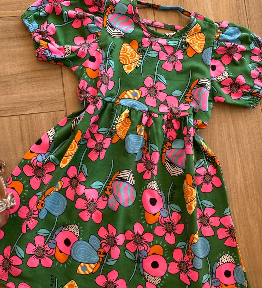 fernandaramoskids com br Vestido Infantil Feminino Manga Curta Estampado com Fundo Verde1