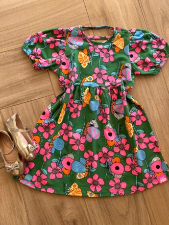 Vestido Infantil Feminino Manga Curta Estampado com Fundo Verde Fernanda Ramos Kids