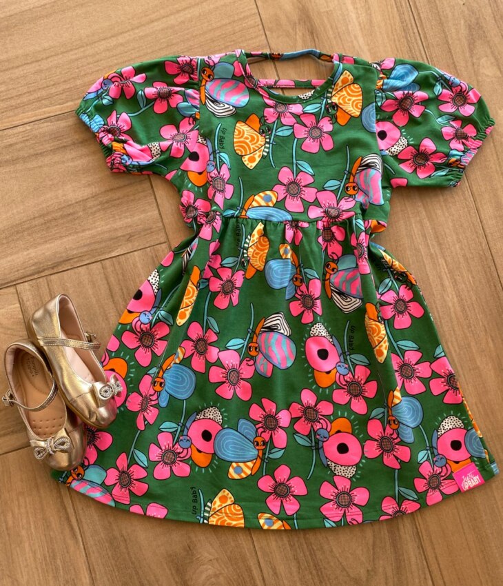 Vestido Infantil Feminino Manga Curta Estampado com Fundo Verde Fernanda Ramos Kids