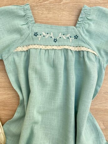 fernandaramoskids com br Vestido Infantil Feminino Verde Água com Manga Princesa e Detalhe de Flor1