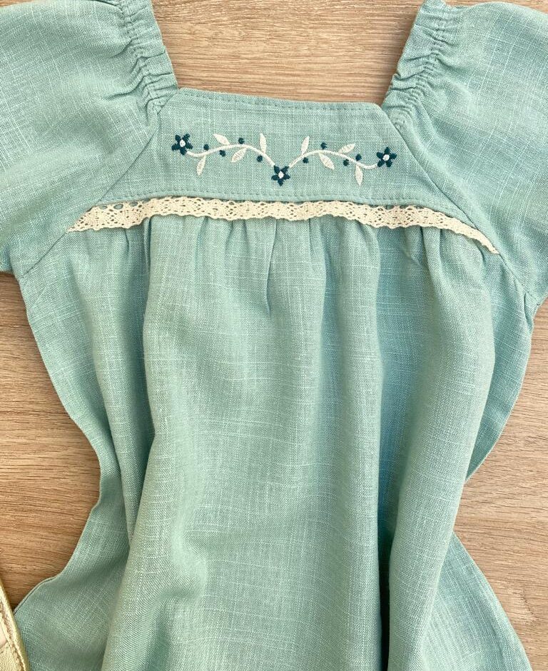 fernandaramoskids com br Vestido Infantil Feminino Verde Água com Manga Princesa e Detalhe de Flor1