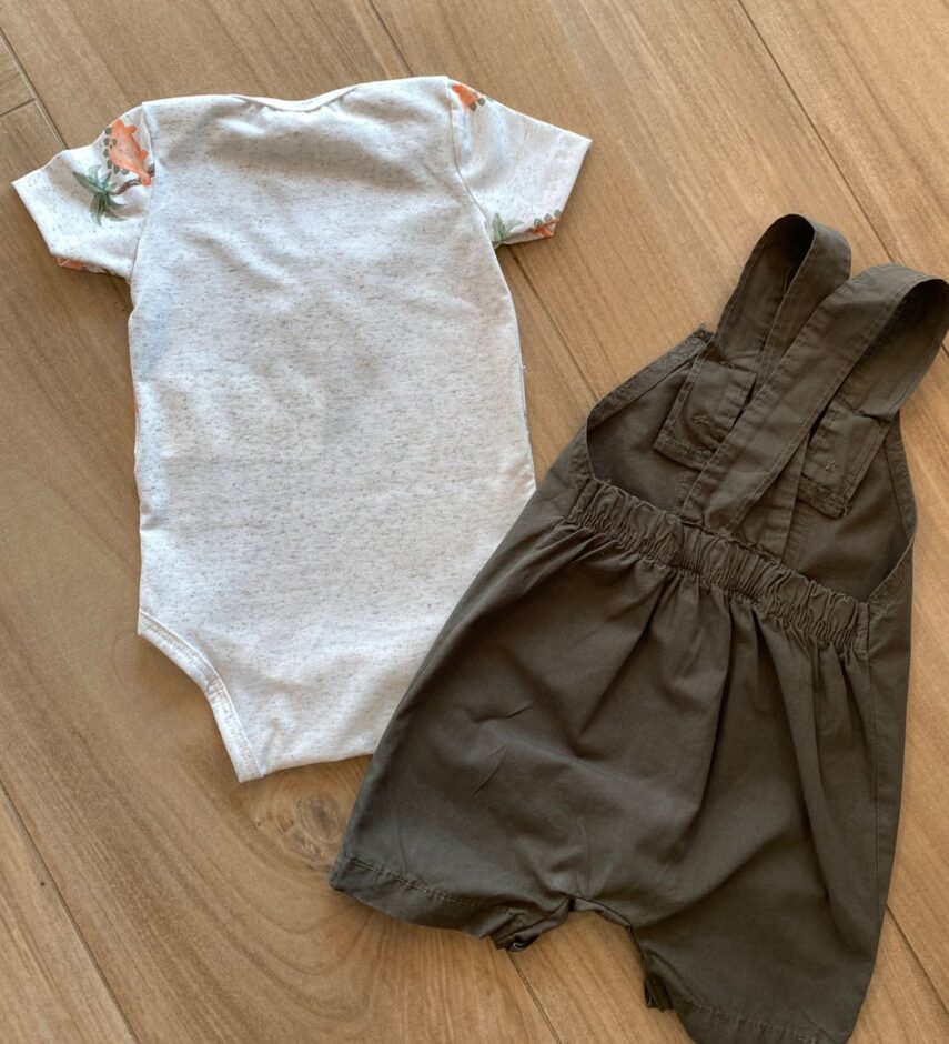 Conjunto Infantil Masculino Body Dinossauros e Jardineira Verde Militar da Fernanda Ramos Kids da Fernanda Ramos Kids