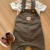Conjunto Infantil Masculino Body Dinossauros e Jardineira Verde Militar Fernanda Ramos Kids
