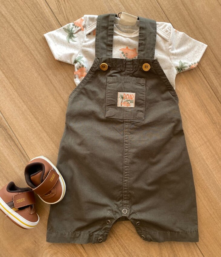 Conjunto Infantil Masculino Body Dinossauros e Jardineira Verde Militar Fernanda Ramos Kids