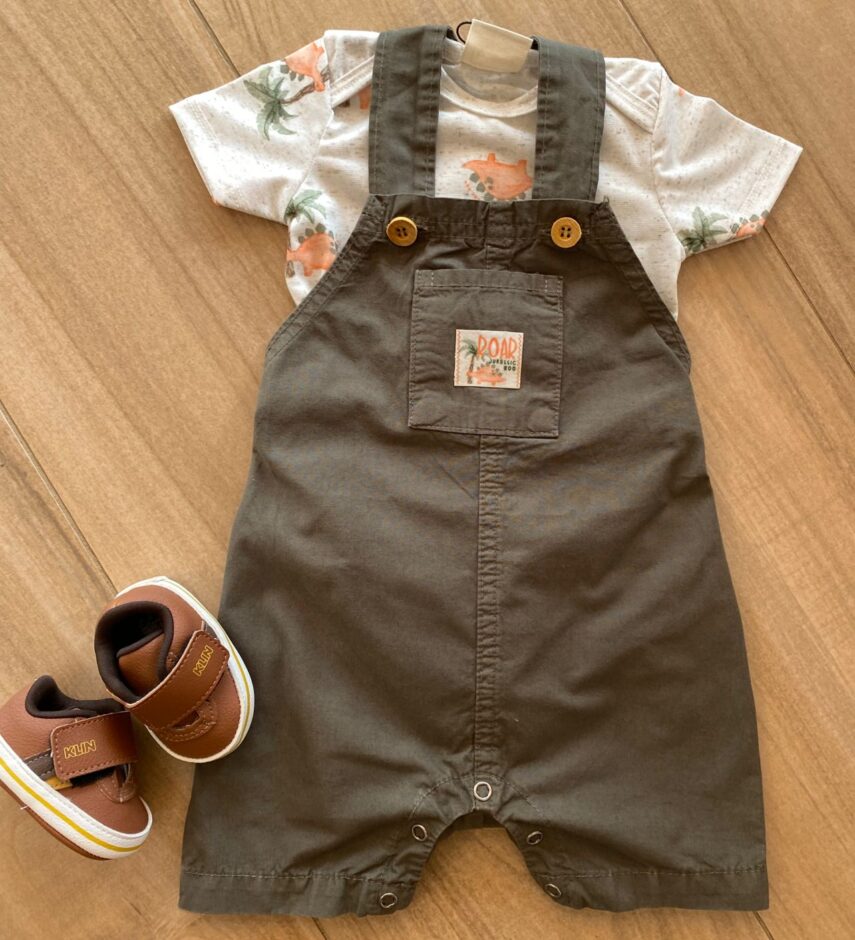 Conjunto Infantil Masculino Body Dinossauros e Jardineira Verde Militar Fernanda Ramos Kids