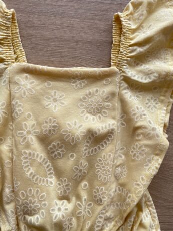fernandaramoskids com br Blusa Cropped com Detalhe de Babado Estampada Fundo Amarelo1