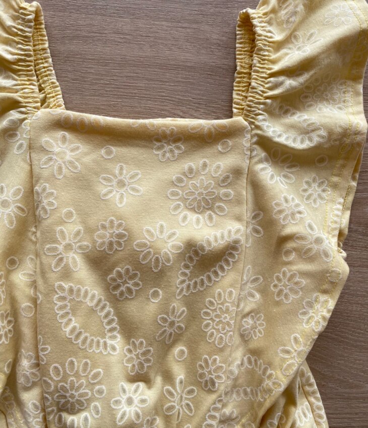 fernandaramoskids com br Blusa Cropped com Detalhe de Babado Estampada Fundo Amarelo1