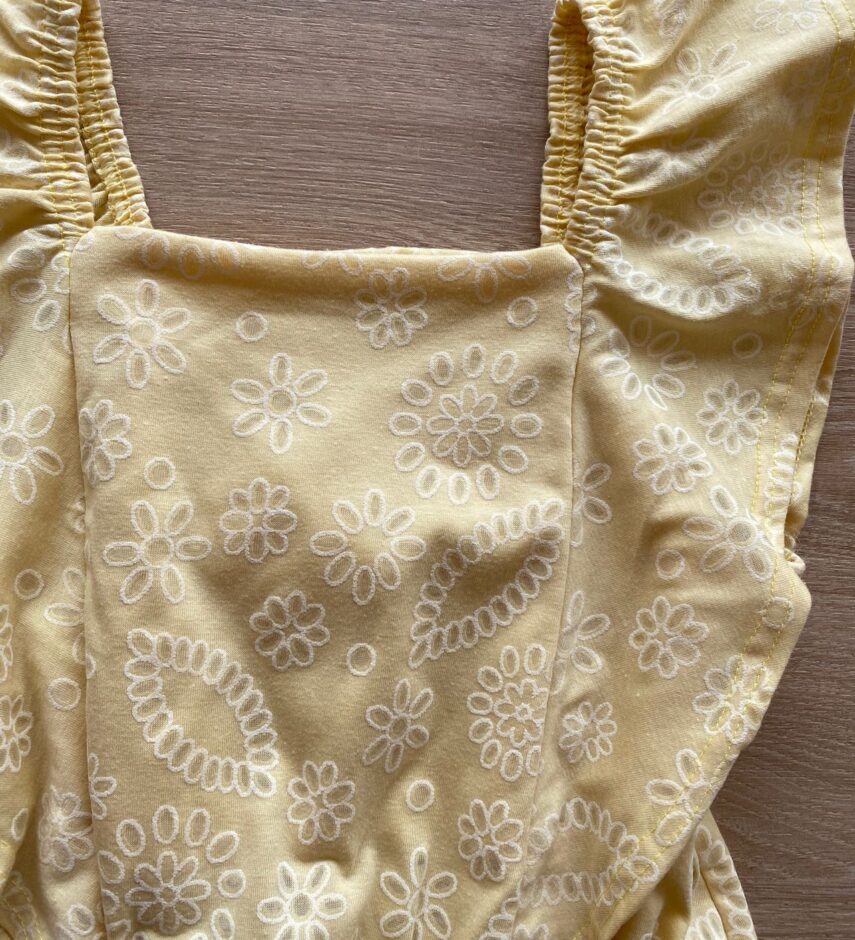 fernandaramoskids com br Blusa Cropped com Detalhe de Babado Estampada Fundo Amarelo1