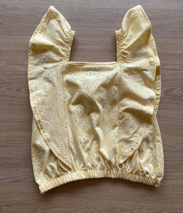 fernandaramoskids com br Blusa Cropped com Detalhe de Babado Estampada Fundo Amarelo2