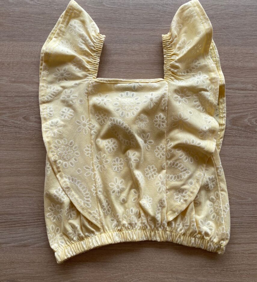 fernandaramoskids com br Blusa Cropped com Detalhe de Babado Estampada Fundo Amarelo2
