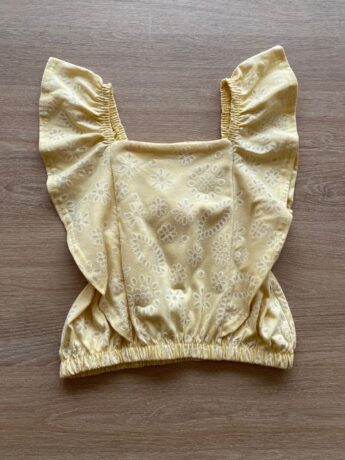 Blusa Cropped com Detalhe de Babado Estampada Fundo Amarelo Fernanda Ramos Kids