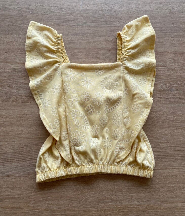 Blusa Cropped com Detalhe de Babado Estampada Fundo Amarelo Fernanda Ramos Kids