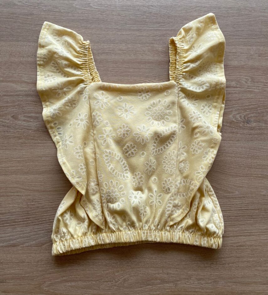 Blusa Cropped com Detalhe de Babado Estampada Fundo Amarelo Fernanda Ramos Kids
