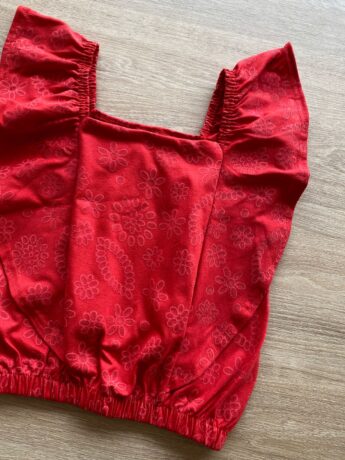 fernandaramoskids com br Blusa Cropped com Detalhe de Babado Estampada Fundo Vermelho1