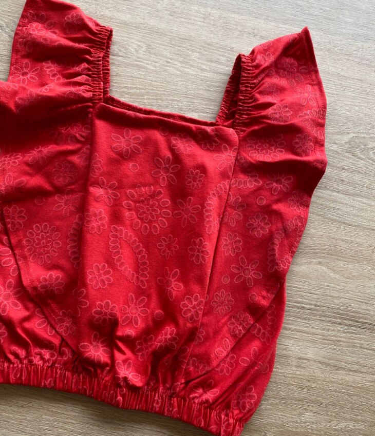 fernandaramoskids com br Blusa Cropped com Detalhe de Babado Estampada Fundo Vermelho1