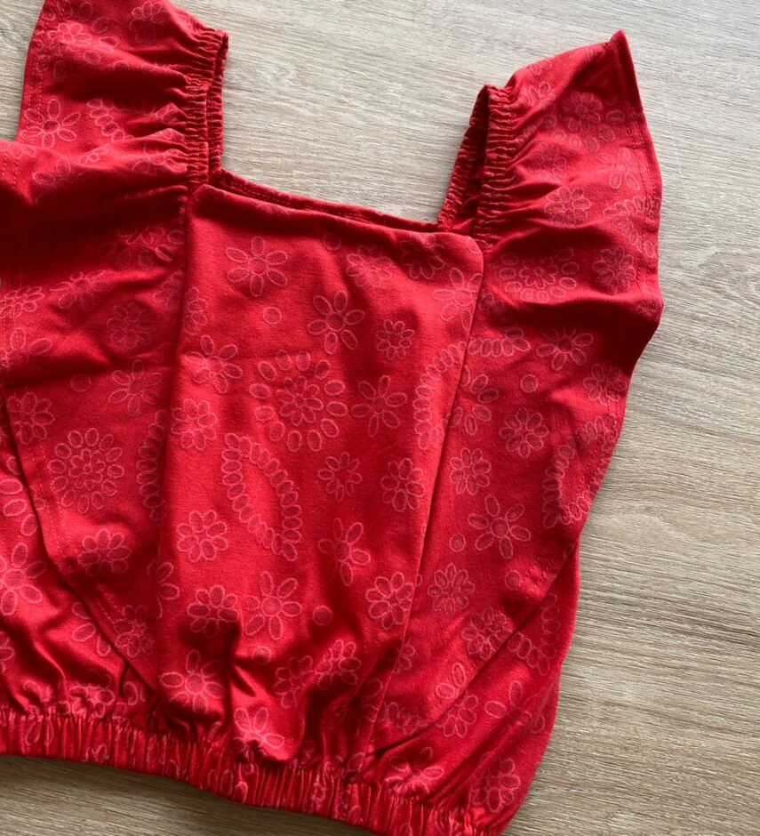 fernandaramoskids com br Blusa Cropped com Detalhe de Babado Estampada Fundo Vermelho1