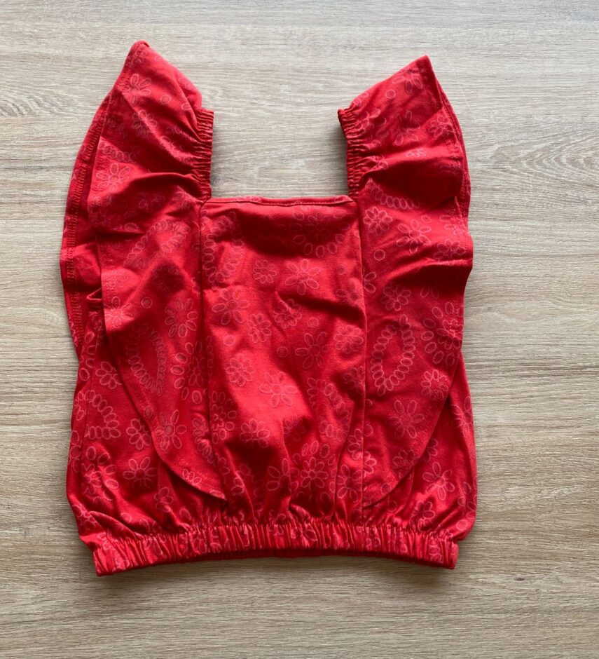 fernandaramoskids com br Blusa Cropped com Detalhe de Babado Estampada Fundo Vermelho2