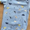 fernandaramoskids com br Body Infantil Masculino Manga Curta Azul Dinossauros1