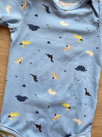 fernandaramoskids com br Body Infantil Masculino Manga Curta Azul Dinossauros1