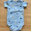 fernandaramoskids com br Body Infantil Masculino Manga Curta Azul Dinossauros2