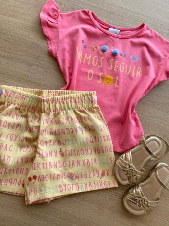 fernandaramoskids com br Conjunto Infantil Feminino Blusa Rosa com Pompom e Short Estampado1